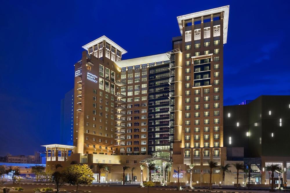 حياة ريجنسي القوت مول الكويت المظهر الخارجي الصورة The hotel at night