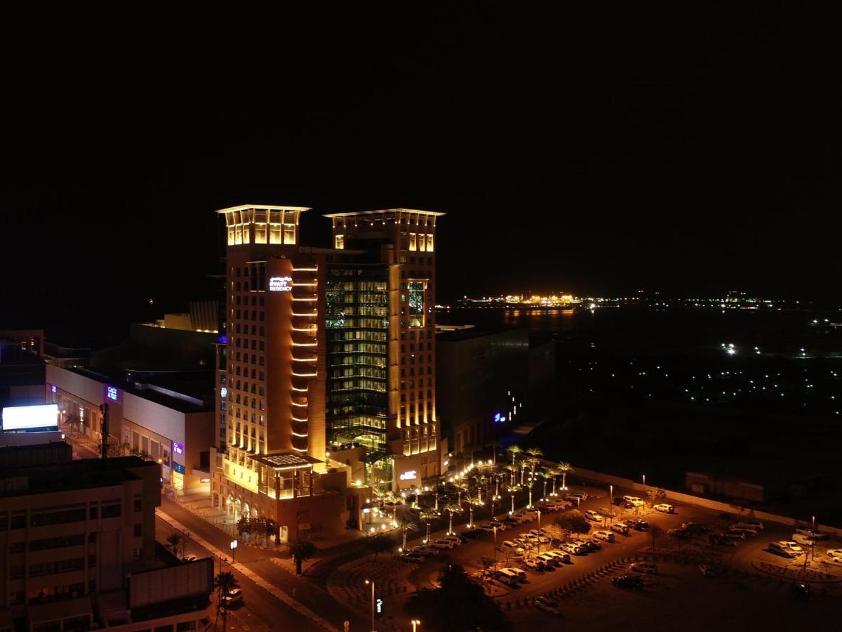 حياة ريجنسي القوت مول الكويت المظهر الخارجي الصورة The hotel at night