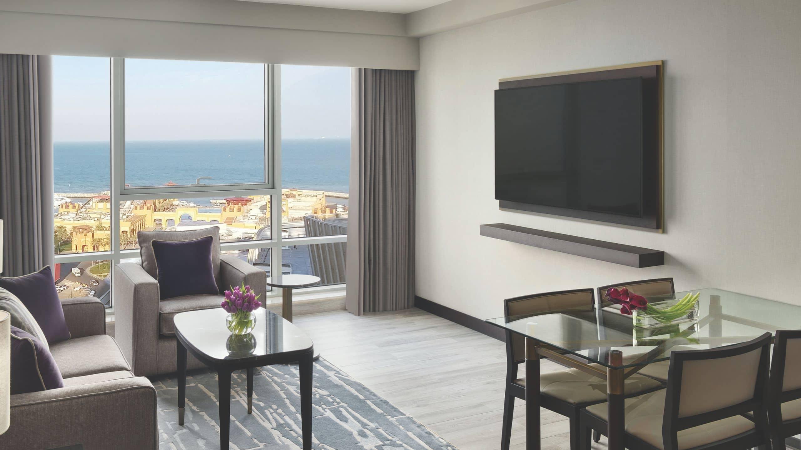 حياة ريجنسي القوت مول الكويت المظهر الخارجي الصورة A living room at the Ritz-Carlton, San Francisco