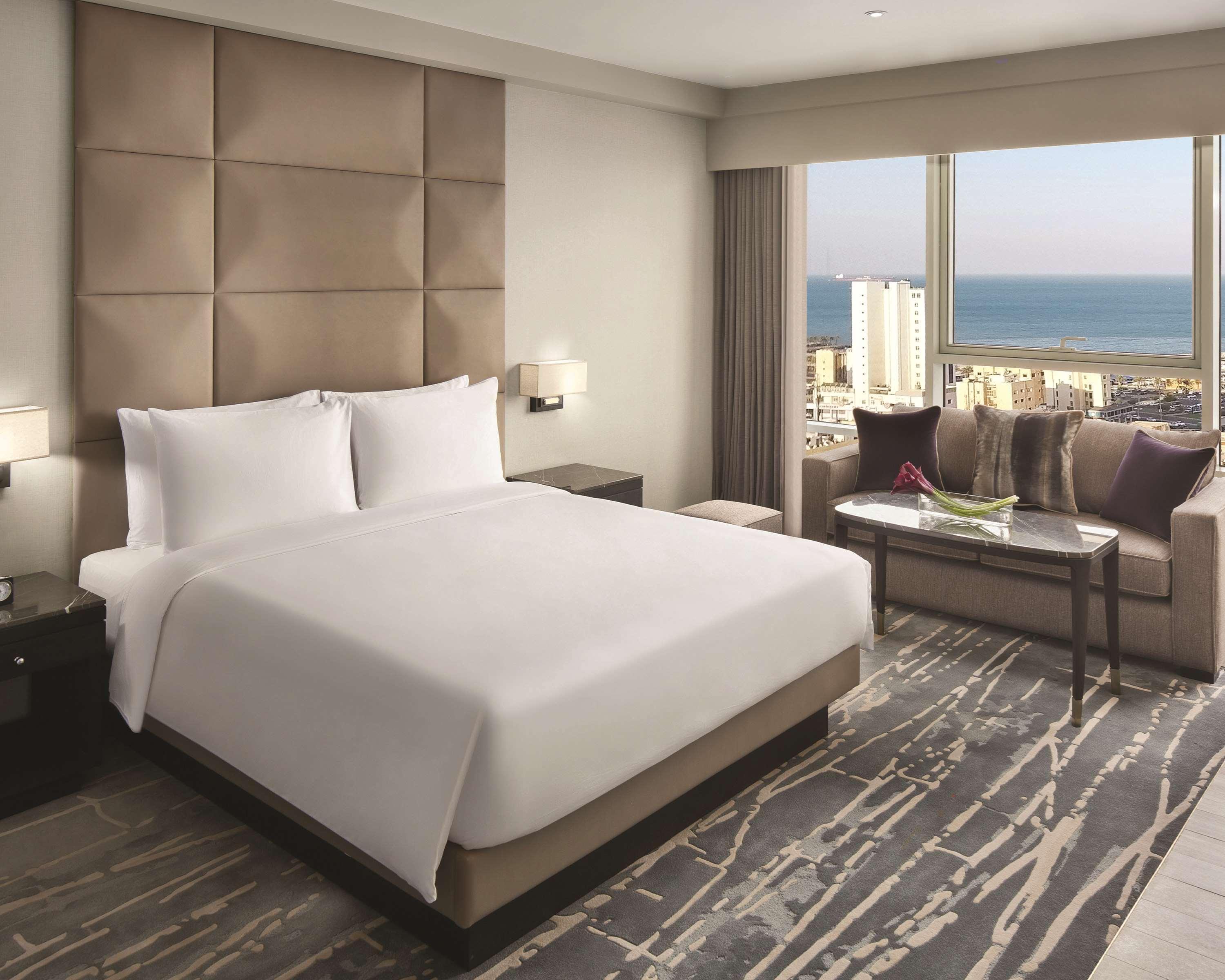 حياة ريجنسي القوت مول الكويت المظهر الخارجي الصورة A guest room at the Hilton Tel Aviv