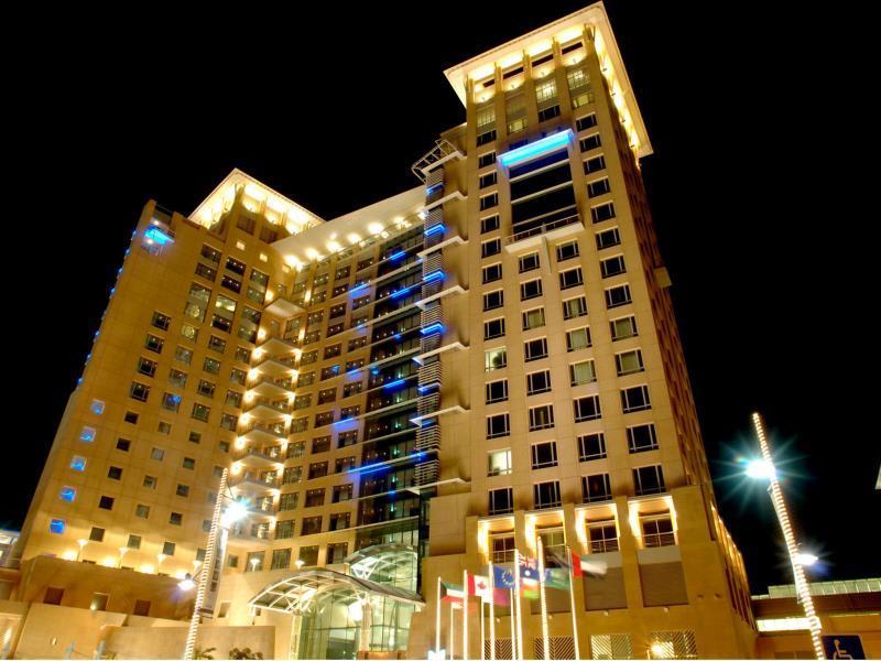 حياة ريجنسي القوت مول الكويت المظهر الخارجي الصورة The hotel at night