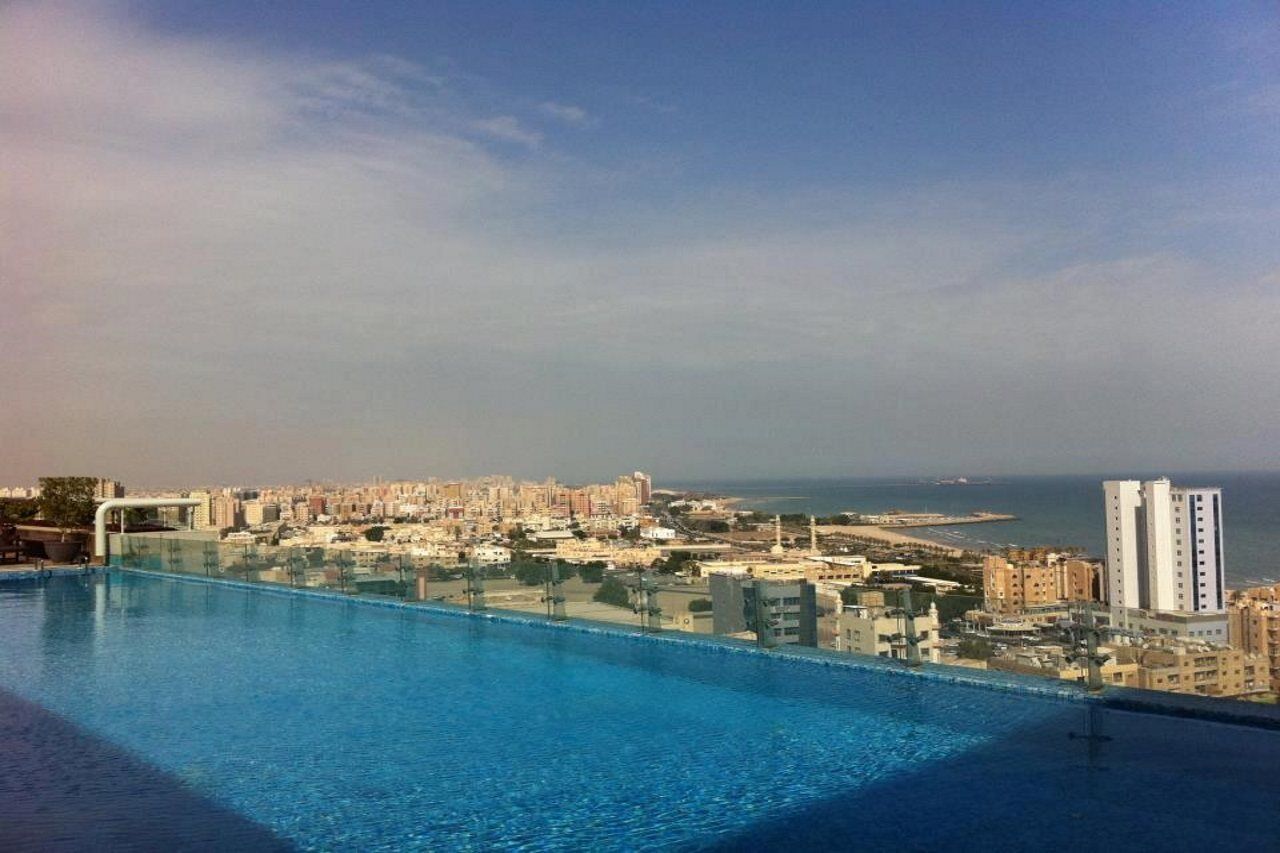 حياة ريجنسي القوت مول الكويت المظهر الخارجي الصورة View of the city from the rooftop pool of the Grand Hotel