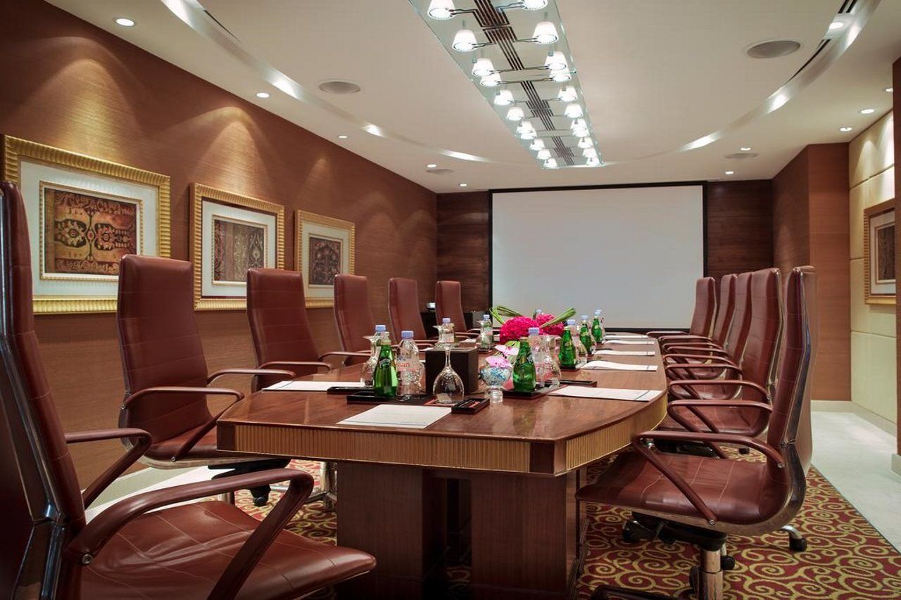 حياة ريجنسي القوت مول الكويت المظهر الخارجي الصورة A boardroom